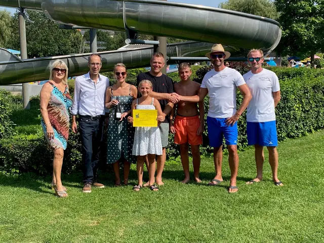 v.l.n.r. Kioskpächterin Heidi Kapitel, Bürgermeister Frank Harsch, Familie Tina, Sofia, Christian und Felix Wüst, die Schwimmmeister Thomas Abendroth und Sven Ackermann  | Foto: Stadt Engen