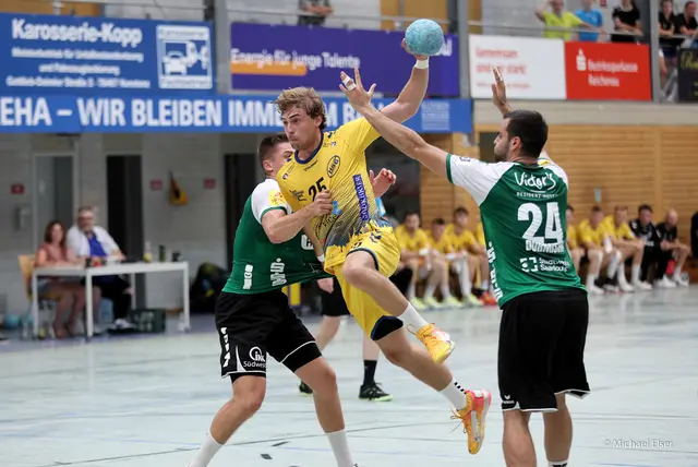 Gegen die HG Saarlouis feierte die HSG Konstanz um Jan Stotten (gelbes Trikot) einen souveränen 31:27-Erfolg.  | Foto: Michael Elser