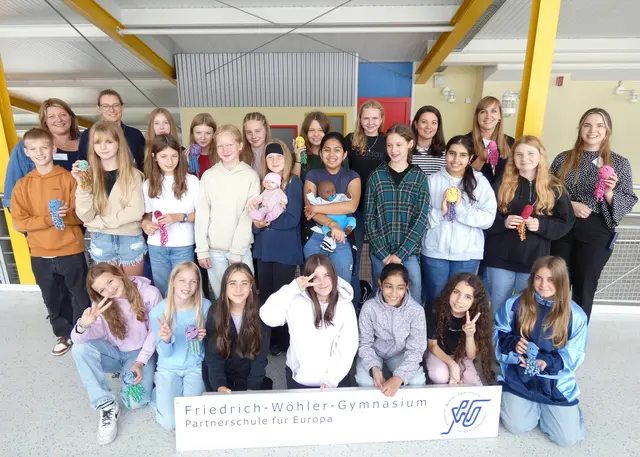 Die Schüler der sechsten Klasse des Friedrich-Wöhler-Gymnasiums mit ihren Lehrerinnen Julia Kaiser und Katharina Kühnle. | Foto: GLKN