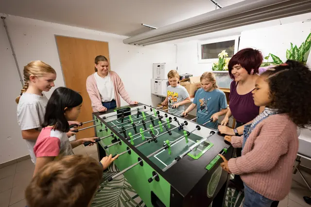 Gemeinsame Aktivitäten gehören zum Alltag der jungen Schützlinge im Pestalozzi Kinder- und Jugenddorf. Seien es Ausflüge, gemeinsames Kochen oder spannende Tischfussball-Duelle. | Foto: Ilja Mess