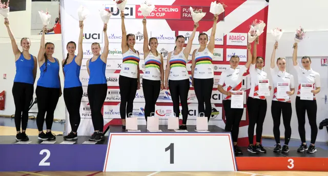 Der 4er Kunstrad um Sabrina Bürßner, Alina Bötzer, Carolin Schmid, Franziska Bötzer von der RMSV Aach (1. bis 4. von links) belegte beim Kunstrad-Weltcup in Puteaux überraschend den zweiten Platz.  | Foto: Wilfried Schwarz