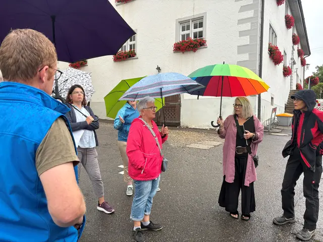  Mit ihrem Regenbogen-Schirm führte Angelika Massler-Honsel, Vorsitzende der Gemeinschaft Öhninger Vereine, die kleine Gruppe durch die Dorfbegehung im Vorfeld des Öhninger Dorffests. | Foto: Tobias Lange