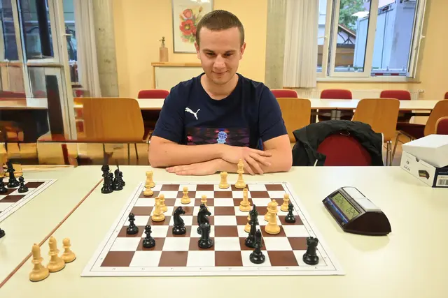 Kai Jehnichen ist im Vorstand des Schachklubs Singen und dort für Öffentlichkeitsarbeit, Sponsoring, Socialmedia und die Jugend verantwortlich. Er hat sich etwas Zeit genommen für ein Interview und eine - kurze - Partie mit dem WOCHENBLATT. | Foto: Tobias Lange