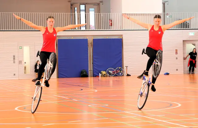 Auch Sara und Lisa Knobelspies vom RSV Volkertshausen sind bei den German Masters in Sulzbach am Main dabei.  | Foto: Wilfried Schwarz