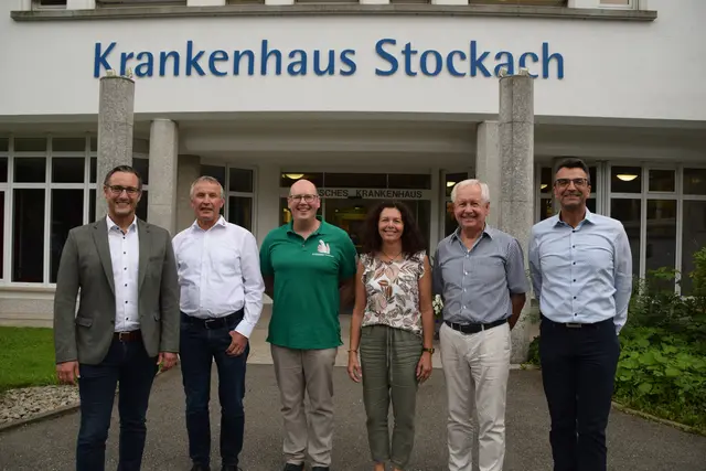 Florian Zindeler, Bürgermeister von Hohenfels und Vorsitzender des dortigen DRK-Ortsvereins (von links) und Martin Anders, Leiter Wohlfahrt und Soziales, überbrachten eine Spende und lobende Worte an den Förderverein des Krankenhauses Stockach, vertreten durch Rolf Barth, Astrid Funk und Werner Gaiser. Auch Bernd Zimmermann, kommissarischer Geschäftsführer des Krankenhauses, freute sich über die Zuwendung. | Foto: Tobias Lange