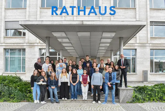 28 Nachwuchskräfte gestalten bei der Stadtverwaltung Singen ihre berufliche Zukunft. Begrüßt wurden sie von Oberbürgermeister Bernd Häusler, Michael Stehle (Sachgebietsleitung Personal), Brigitte Hess (Personalratsvorsitzende), Corinna Acker (Ausbildungsleiterin), Lorena Mancino (Mitarbeiterin allgemeine Personaldienste), Kerstin Simherl (Mitarbeiterin Abteilung Kindertagesbetreuung) sowie Dilara Bozkurt und Zilan Akpinar (Jugend- und Auszubildendenvertretung). | Foto: Stadt Singen