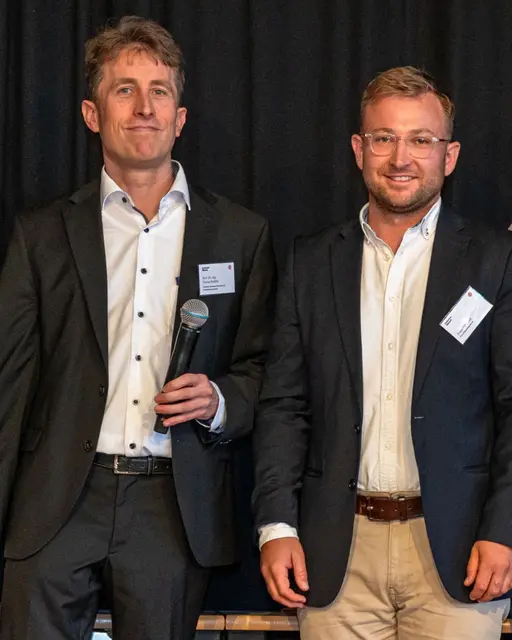 Josua Grothaus (r.) wurde von der Hochschule Biberach für seine Masterarbeit mit dem erstmals verliehenen Willy-Junginger-Preis ausgezeichnet. Studiendekan Prof. Dr. Florian Schäfer würdigte die Untersuchung des 30-jährigen zu Themen der Nachhaltigkeit im  | Foto: Hochschule Biberach