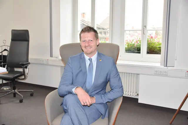 Simon Gröger hat in seinen knapp vier Jahren als Radolfzeller Oberbürgermeister bereits einige Projekte in der Stadt meistern könnten. | Foto: Philipp Findling