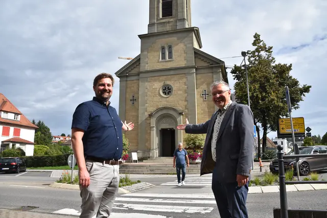 Stadtmuseumsleiter Julian Windmöller und Pfarrer Ulf Weber vor der Melanchtonkirche, die am Tag des offenen Denkmals ebenfalls im Fokus stehen wird. | Foto: Philipp Findling