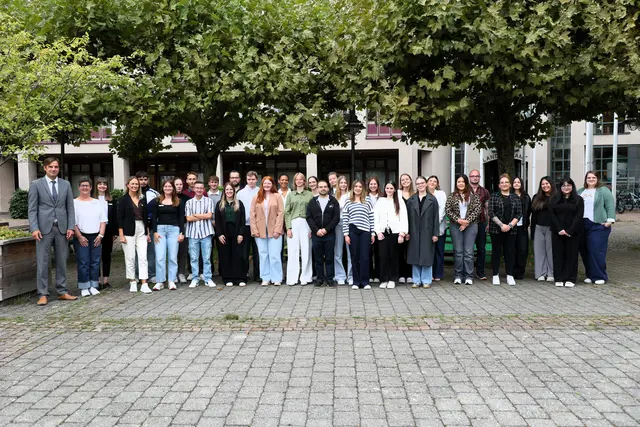 Landrat Zeno Danner, Gleichstellungsbeauftragte Petra Martin-Schweizer, Personalleiterin Anita Mai, Ausbildungsleitung Nathalie Thorns, Amélie Fischer und stellvertretende Personalratsvorsitzende Jennifer Schöller hießen die neuen Auszubildenden und Studierenden an ihrem ersten Tag im Landratsamt Konstanz willkommen. | Foto: Landratsamt Konstanz