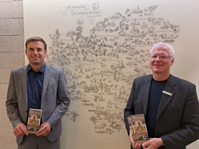 Ein Flyer zeigt wo es freien Zugang zu Denkmälern, Museen und anderen Sehenwürdigkeiten im Landkreis gibt. Landrat Zeno Danner(links) und Franz Hoffmann freuen sich über die hohe Zahl der Teilnehmer.   | Foto: Sebastian Ridder