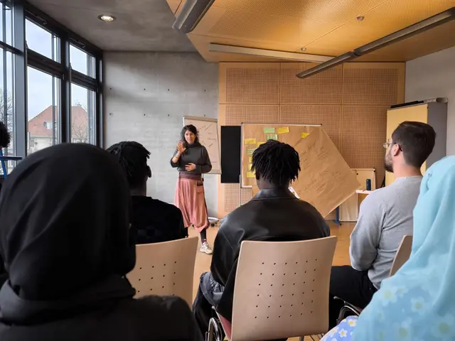 Zusammen mit Theaterpädagogin Ayla Güzel tauchen die Schülerinnen und Schüler in die vielschichtige Welt des Theaters ein. | Foto: Constanze Fleiner (Respekt Coaches)