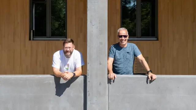 Alexander Kionka (links) und Ben Nägele von Solar-System-Haus Singen, den Architekten der neuen Scheffelhalle.  | Foto: Barbara Kiss-Nägele