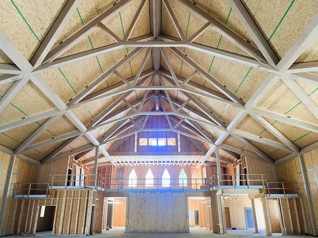 Eine aus massivem Baubuchenholz gefertigte Holzkonstruktion sorgt dafür, dass die neue Scheffelhalle ohne Stützen gebaut werden konnte.  | Foto: baustatik relling