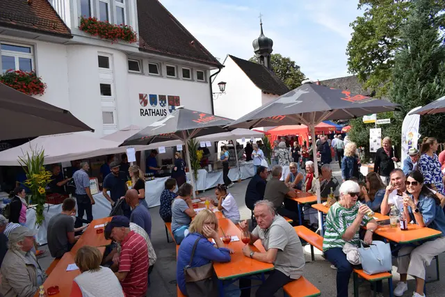 Zahlreiche Besucher kamen am letzten Sonntag zum 40. Öhninger Dorffest um Musik, Geselligkeit und Traditionen zu feiern. | Foto: Achim Holzmann