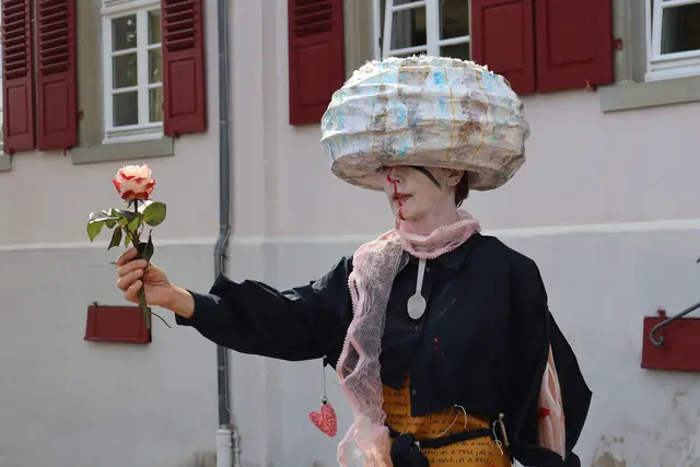 Die Künstlerin Regina Masuhr führte Butoh auf: eine Form des japanischen Tanztheaters.  | Foto: Tony Marquardt