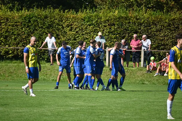 Ein befreiender und emotionaler Jubel der Radolfzeller nach dem 2:1 durch Erik Dukart. Innerhalb von drei Minuten gelang es der Heimmannschaft das Spiel zu drehen.  | Foto: Sebastian Ridder
