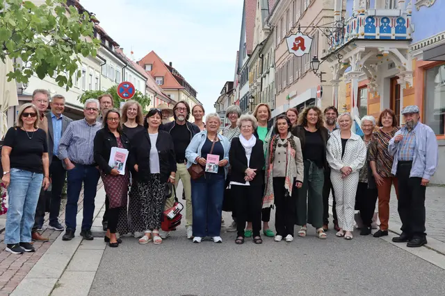 Die teilnehmenden Künstlerinnen und Künstler sowie die Vertreterinnen des Kulturamtes freuen sich auf die bevorstehende Kunstmeile in der Stockacher Innenstadt. | Foto: swb-Bild: Juleda Kadrija