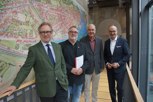 Verleihung der Ehrennadel der Stadt Konstanz (v.l.) Museumsdirektor Dr. Tobias Engelsing, Gastronom Anselm Venedey, Mediziner Dr. Thomas Schlägel und Oberbürgermeister Uli Burchardt. | Foto: Stadt Konstanz