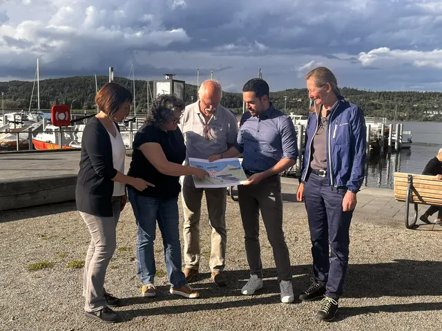 Der Bauplan soll die Bewohnerinnen und Bewohner über die bevorstehenden Baumaßnahmen informieren. (v.l.): Sandra Domogalla (Leitung Kultur, Tourismus und Marketing BoLu), Bettina Keller (Leitung Finanzverwaltung BoLu, Alf Müller (Vorstand Segelclub Bodman) und Sonja Hildebrand (Tiefbaufirma Hildebrand) | Foto: swb-Bild: Juleda Kadrija