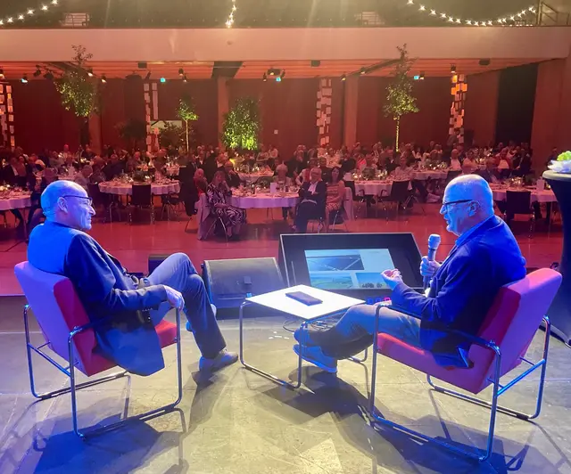 Bene Müller (links), Vorstand Solarcomplex, erinnerte mit Thomas Stockburger von der Sparkasse Engen-Gottmadingen an den von Tatendurst, gutem Willen, aber auch Skepsis geprägten Anfang der Zusammenarbeit, deren Erfolge sich zwischenzeitlich weit über die Region und das Ländle hinaus sehen lassen können. | Foto: Bernhard Grunewald