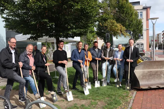 Hier neben dem Mühlbach Center sollen mehr Grünflächen, Pflanzen und Sitzgelegenheiten nach einem durchdachten Konzept.  | Foto: Sebastian Ridder