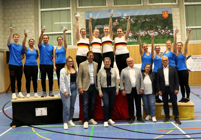 Hinten:  Jone Burow, Lena Andorinha, Yannick Gaißer, Rebecca Grote - Sarah Bötzer, Franziska Bötzer, Sabrina Bürßner, Alina Bötzer - Hannah Elsäßer, Anika Meßmer, Natalie Grote, Carolin Schmid. Vorne: Jasmin Honold (Honold + Kirchner), Andreas Jung (MdB), Andrea Grusdas (Sparkasse Engen-Gottmadingen), Wolf-Dieter Karle (Badischer Sportbund), Irmgard Leibung (EW Aach), Manfred Ossola (Bürgermeister Stadt Aach | Foto: Wilfried Schwarz