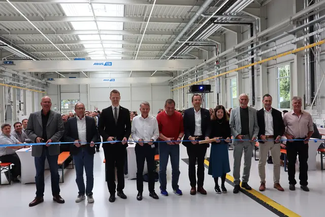 Die Verantwortlichen des Anbaus freuen sich über die zügige Eröffnung. Von links: Thomas Nöken, Leiter vom Bauamt Radolfzell, Jürgen Aichelmann, Ortsvorsteher Stahringen, Simon Gröger, Oberbürgermeister Radolfzell,  Stefan Knellwolf, Geschäftsführer OPTIMA pharma containment, Matthias Dietz, Gruppenleiter Facility Management, Dr. Johannes-Thomas Grobe, CEO OPTIMA Pharma, Angelika Bühler-Reusch, Gesellschafterin OPTIMA packaging group, Rolf Blank, Architekt, Marc Zumkeller, Teamleiter Zentralfunktionen und Michael Hinterlang, Generalunternehmer. 
 | Foto: Sebastian Ridder