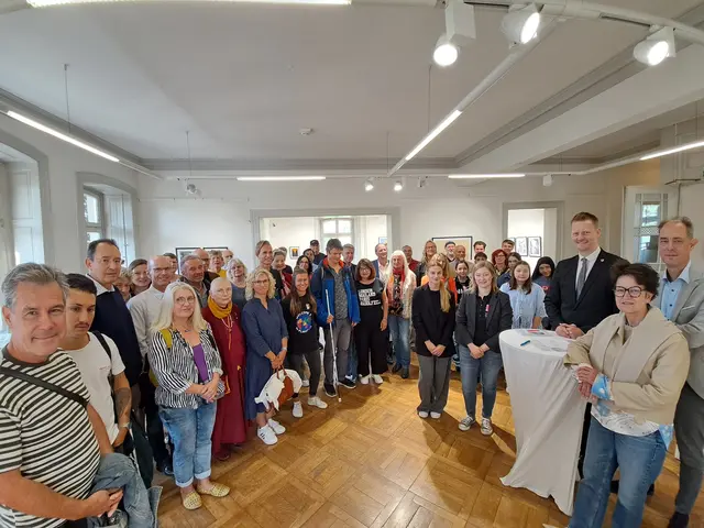 Rund 60 Künstler bieten ein vielseitiges Programm an der Radolfzeller Kulturnacht. Die Organisatoren der Stadt freuen sich auf Tanz, Kunst und jede Menge Kultur. Von rechts: Fachbereichsleiter Kultur, Erik Hörenberg, Bürgermeisterin Monika Laule und Oberbürgermeister Simon Gröger. | Foto: Sebastian Ridder