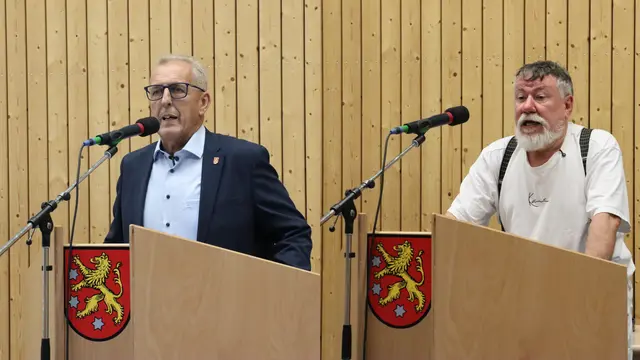 Die Auftritte der Kandidaten Ossola (links) und Künz (rechts) hätten unterschiedlicher nicht sein können. Vor rund 80 Zuschauern erklärten sie, warum sie für das Bürgermeisteramt in Aach geeignet sind. | Foto: Sebastian Ridder