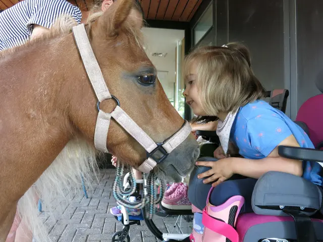 Über eine tierische Begegnung durften sich die jungen Patienten des Hegau-Jugendwerks freuen. | Foto: Matthias Haas