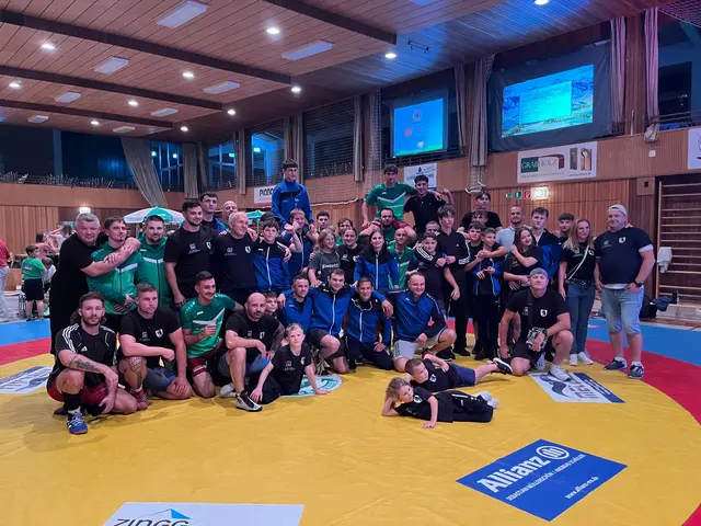 Alle Ringer und Betreuer nach dem Derby beim gemeinsamen Gruppenbild in der Eichendorff-Halle am Samstagabend. | Foto: KSV Gottmadingen