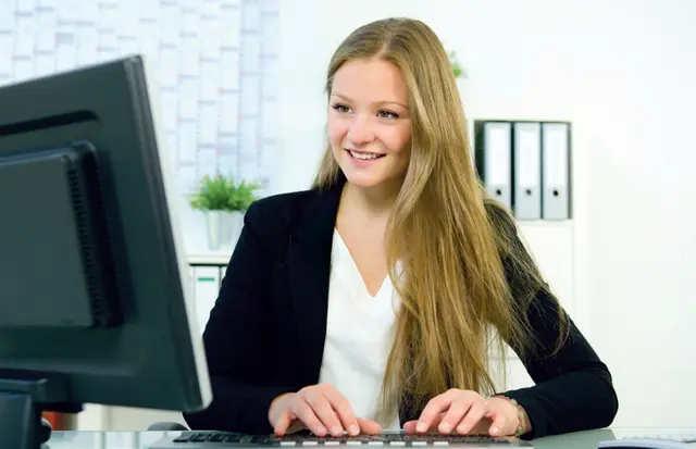 Von der Büro- und Verwaltung bis hin zur Kundenbetreuung gehört alles in die kaufmännische Ausbildung dazu, die eine abwechslungsreiche und praxisnahe Ausbildung verspricht. | Foto: Racle Fotodesign - stock.adobe.com