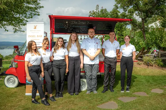 Auszubildende des Hotel Hirschen Horn am Bodensee übernehmen Verantwortung für ihr Azubi-Projekt „Insel Bar by PlatzHirsche“. | Foto: Hotel Hirschen Horn