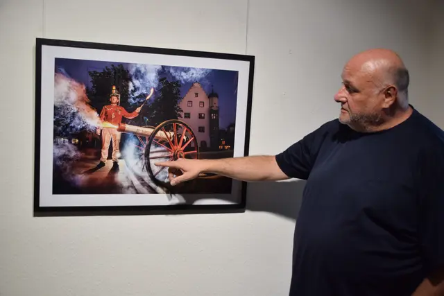 Klaus Mandrella von den Fotofreunden Blende 20 vor dem Bild 33, das den Fotografen die meiste Arbeit gemacht hat. Zusammen mit 100 weiteren Bildern ist das Foto derzeit in der Villa Bosch zu sehen. | Foto: Tobias Lange