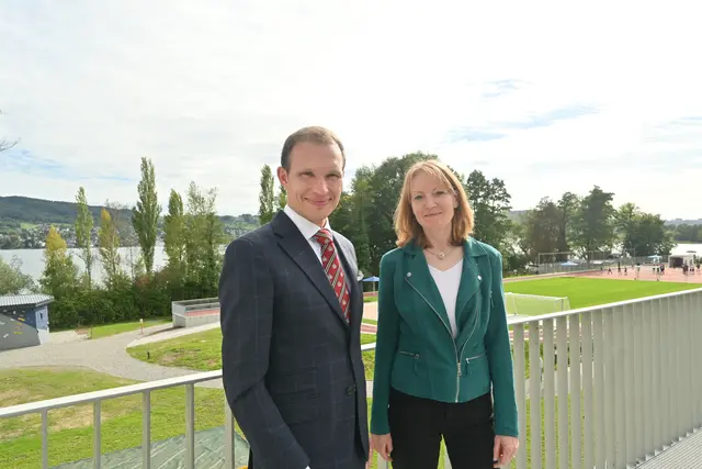 Der kommissarische Schulleiter Daniel Schumacher und die Vorsitzende der Schulstiftung der evangelischen Landeskirche Baden Frederike Heidland vor dem neuen Sportplatz, der den Schulalltag in Sachen Sport künftig deutlich erleichtern soll. | Foto: swb-Bild: Juleda Kadrija