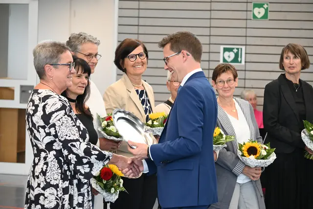 Steißlingens Bürgermeister Benjamin Mors überreicht den Bürgerteller an die Leiterin der Katholischen öffentlichen Bücherei St. Remigius für das außerordentliche Engagement des gesamten Teams.  | Foto: Sebastian Ridder