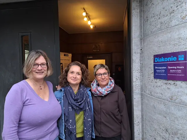 Ein neues Projekt startet mit gleich zwei Terminen. Die Organisatorinnen freuen sich Familien und Müttern einen Raum zum Austausch zu bieten. Von links: Annette Oepen, Silke Koos und Annette Dekorsy.  | Foto: Sebastian Ridder