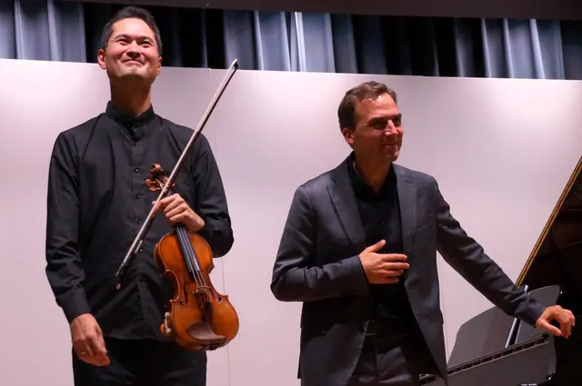 Die beiden Elite-Tonkünstler Andreas Janke (Violine) und Benjamin Engeli (Klavier) gaben sich im Stockacher Bürgerhaus Adler Post zum Auftakt-Konzert der 35. Meisterkonzert-Reihe die Ehre und rissen die Zuhörer durch ihr Können, aber auch durch ihre sympathische Art, vor Begeisterung von ihren Sitzen. | Foto: Elsa Frey-Wolf