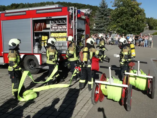 Unter den neugierigen Blicken der Öffentlichkeit machen sich die Kameraden der Feuerwehr Aach an die Arbeit. | Foto: Marcelino Rüth