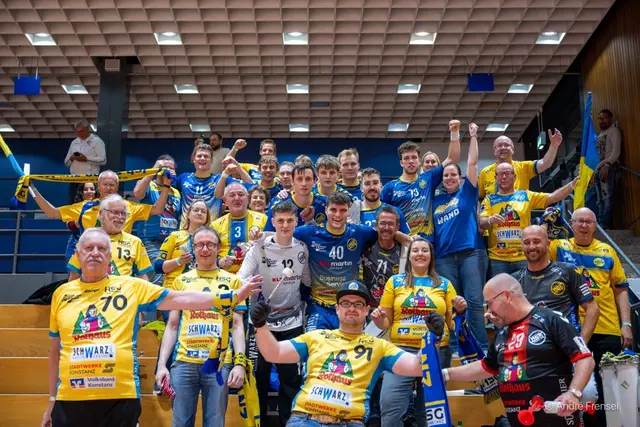 Gemeinsam mit den mitgereisten Fans konnte die HSG Konstanz den Auswärtssieg bei der HG Oftersheim/Schwetzingen bejubeln.  | Foto: André Frensel