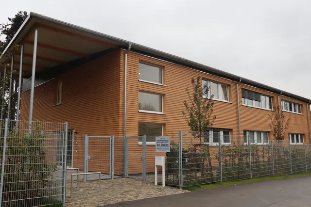 Die Außenansicht der Kita am Stadion in der Radolfzeller Straße 23 bietet für die Kinder vielfältige Möglichkeiten zum Spielen und Lernen. | Foto: swb-Bild: Juleda Kadrija