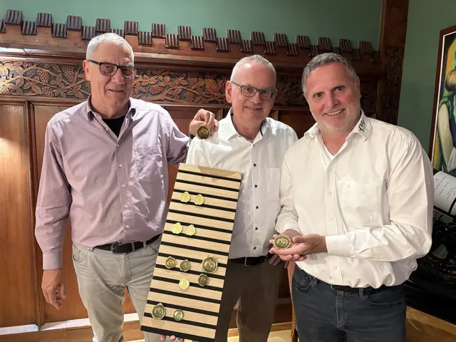 Kämmerer Martin Bosch (von links), Narrenrichter Jürgen Koterzyna und Laufnarrenvater Michael Zehnle präsentieren das Festabbzeichen für das Narrentreffen 2026. | Foto: Tobias Lange