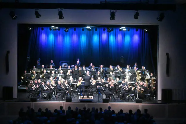 Ein wahrlich phänomenales "Konzert mit Freunden" bot das Blasorchester der Stadt Singen dem Publikum in der sehr gut gefüllten Scheffelhalle.  | Foto: Philipp Findling