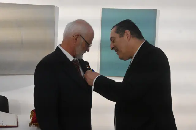 Generalkonsul Gaël de Maisonneuve steckt dem Engener Partnerschaftsbeauftragten Ulrich Scheller die Medaille des Elysée-Vertrags an.  | Foto: Philipp Findling