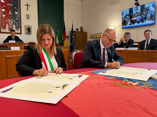 Veronica Felici, Bürgermeisterin von Pomezia, und Bernd Häusler, Oberbürgermeister von Singen, unterzeichnen die Erneuerung des Städtepartnerschaftsabkommens. | Foto: Rossella Celano