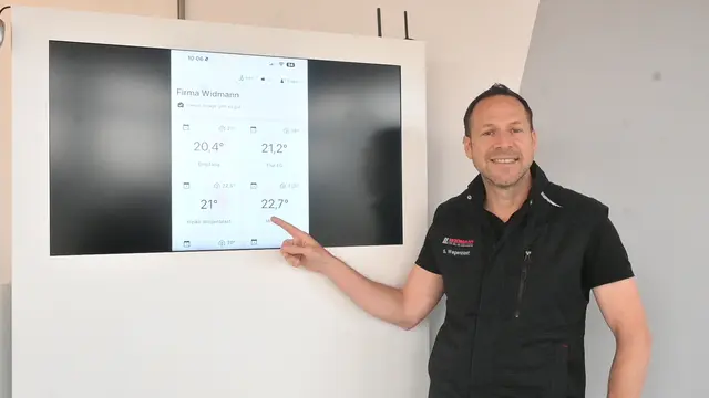 Auch die Firma WIDMANN mit Geschäftsführer Steffen Wagenblast nutzt das Energiemonitoring via App oder Smart Home, um möglichst viel Energie zu sparen.  | Foto: Philipp Findling