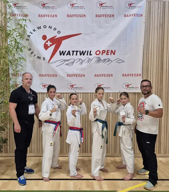 Von links: Trainer Kristijan Balja, Ilayda Afsar, Neela Domiks, Elisabeth Kompst, Johanna Kompst und Assistenztrainer Martin Domiks
 | Foto: Natascha Hassler
