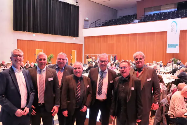 Erstmalig vereint. Das neu gewählte Aufsichtsratsmitglied mit seinen Kollegen und dem Geschäftsführer der Baugenossenschaft Oberzellerhau eG. Von links: Neumitglied Martin Schuhmacher, Thomas Feneberg (geschäftsführender Vorstand), Rainer Geier, Michael Keller, Urs Bruhn, Werner G. Graf und Konstantin Wintter
 | Foto: Sebastian Ridder