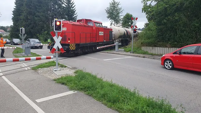 Der Holcim-Güterzug fährt über den frisch sanierten Bahnübergang Tuttlinger Straße in Stockach. Dies zeigt, dass die Strecke bereits voll in Betrieb ist. | Foto: Förderverein Ablachtalbahn